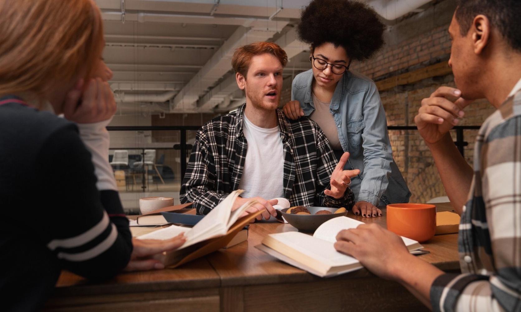 Persona organizando sus finanzas personales con método claro