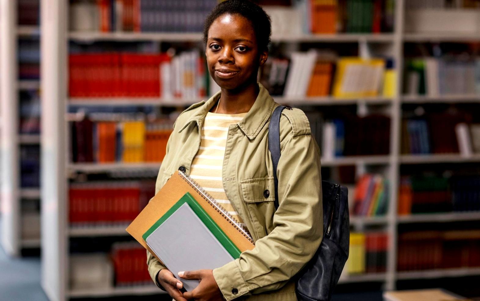 Estudiante revisando presupuestos personales con calculadora y documentos financieros