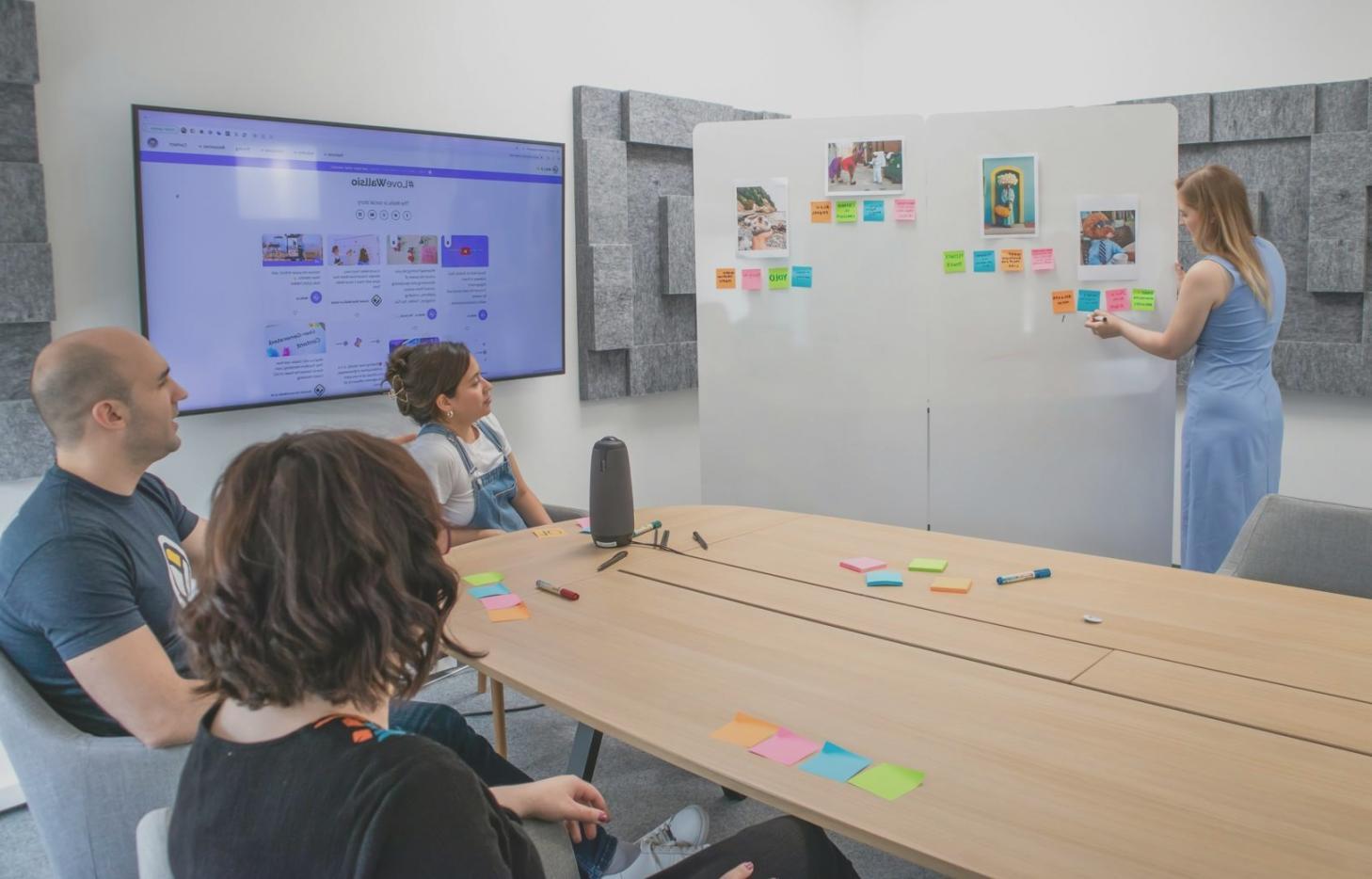 Grupo de estudiantes trabajando en ejercicios de presupuesto durante sesión del programa